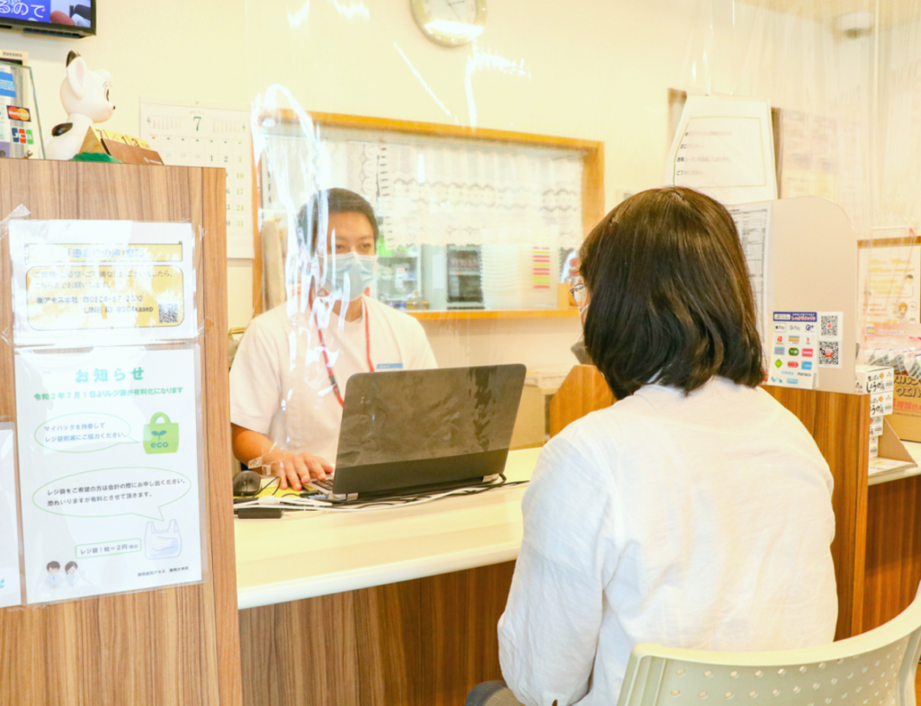 薬局で働く薬剤師の写真