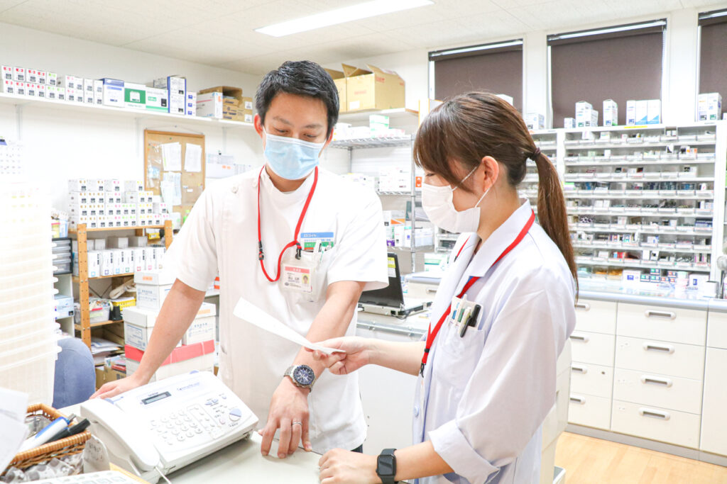 薬局で働く薬剤師の写真